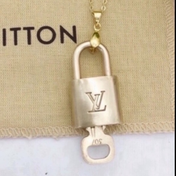 2. Louis Vuitton lock & key with gold necklace with LV box - Picture 3 of 8